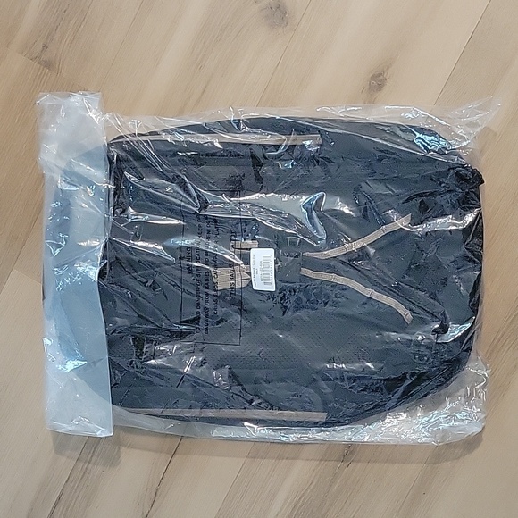 NWT Vaya 18L Backpack Cada Dia-Black - Picture 5 of 10